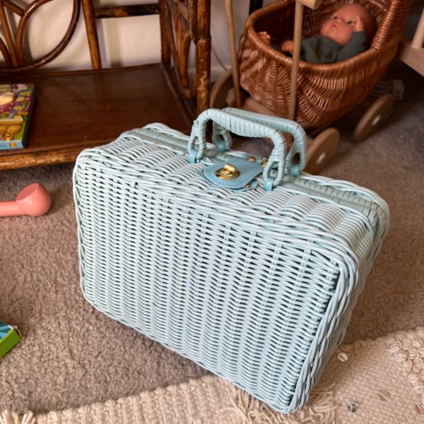Coffre à jouet en rotin bleu façon valise rétro coffre a jouet en rotin bleu facon valise retro 2