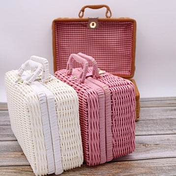 Coffre à jouet en rotin rose façon valise rétro coffre a jouet en rotin rose facon valise retro 3