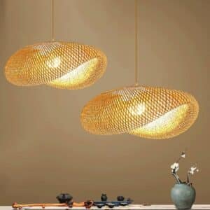 Lustre rotin ondulé sur mur beige