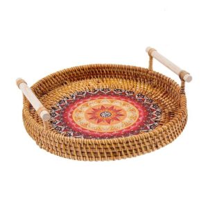 Plateau soleil en rotin avec poignée en bois, placé sur un fond blanc.