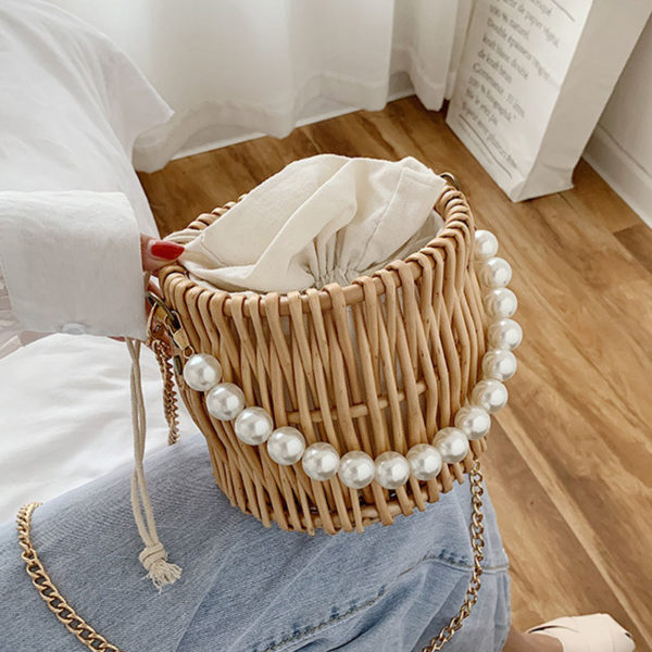 sac en forme de panier avec une chaine de perle
