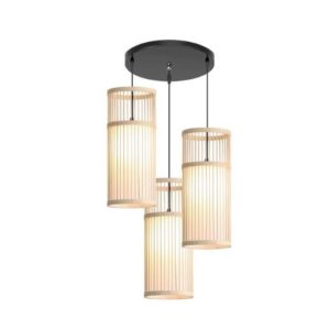 Cette suspension est en rotin et possède trois abats jours de forme cylindrique. Elle est placée sur un fond blanc.