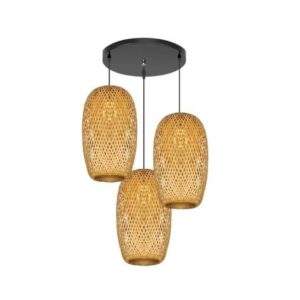 Ce luminaire suspendu est en rotin avec des abats jour en forme d'olive. Il est placé sur un fond blanc.