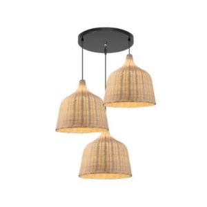 Luminaire suspendu avec abats jours en forme de cloche . Il est en rotin et est placé sur un fond blanc.