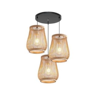 Ce plafonnier suspendu est en rotin. Il est en forme de lanterne et est placé sur un fond blanc.