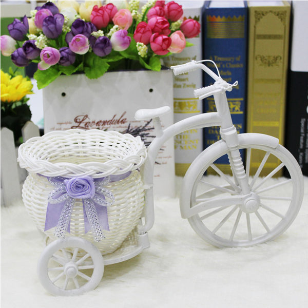 vase en rotin avec ruban violet sur vélo