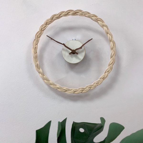 horloge en rotin sur un mur