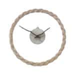 Horloge avec le tour en rotin, le centre est en métal avec des aiguilles en forme de branches, et entre les deux un matériau transparent, présentée sur fond blanc