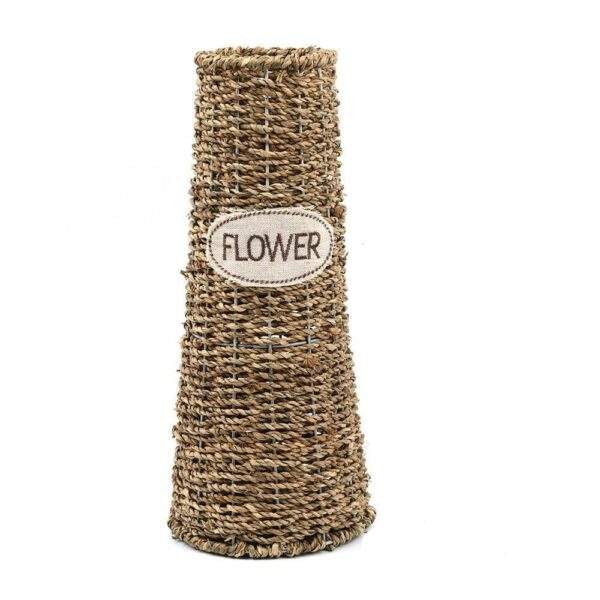 Grand vase à fleurs droit en rotin avec inscription flower écrite sur le dessus et présenté sur fond blanc