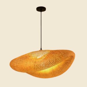 Lustre en rotin suspendu, de couleur naturelle, de forme ovale pliée en deux.