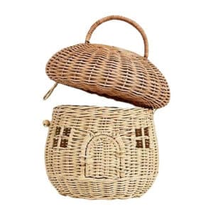 Petit panier de rangement en rotin en forme de maison au toit arrondi (de couleur plus foncée que le reste) qui s'ouvre, il y a de petites fenêtres découpées et une porte qui s'ouvre