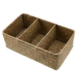 Panier en rotin composé de 3 compartiment, présenté sur fond blanc