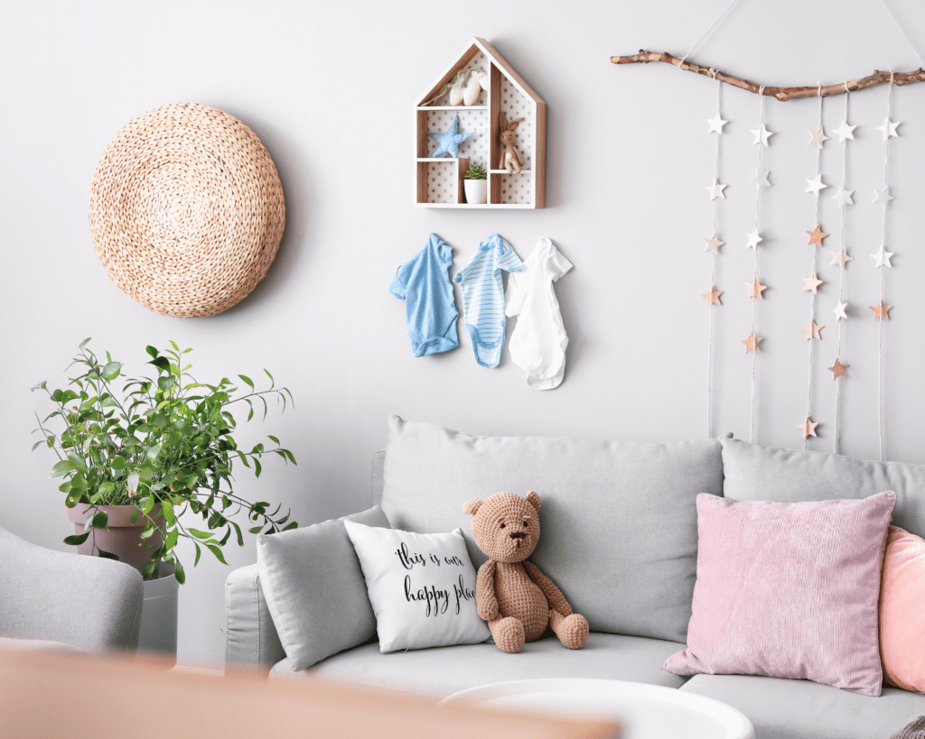 Chambre de bébé avec de nombreux coussins et décoration en rotin accrochée au mur