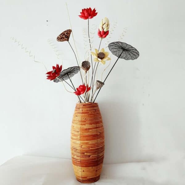 Grand vase en bambou naturel de couleur naturelle foncée avec des fleurs rouges dedans