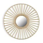 Miroir rond en bambou en forme de soleil de couleur naturel , présenté sur fond blanc