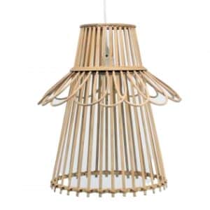 Lustre suspension en rotin présenté sur fond blanc