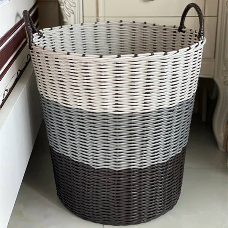 Vieux panier à linge, panier en osier, rotin - France