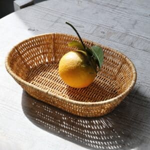 Panier de rangement de cuisine, oval, imitation rotin, avec une orange au milieu