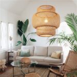 Plafonnier en bambou tissé à la main, design art moderne, dans un salon meublé avec canapé gris, plantes verte, tapis