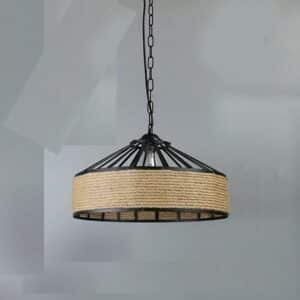 Plafonnier rond style industriel avec armature noire et rotin suspendu par une chaine