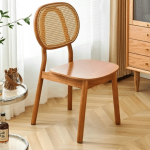 Chaise en Rotin et Bois Marron de Style Moderne sur sol beige et fond de rideaux blancs