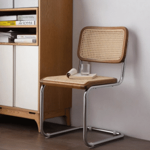 Chaise en Rotin Ergonomique de Style Moderne sur fond gris avec un meuble à gauche