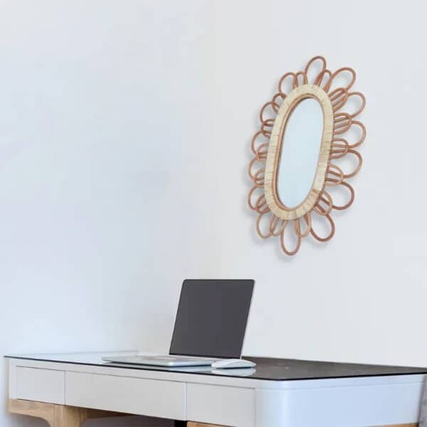 Miroir Rotin Mural de Forme Ovale sur fond gris avec un bureau et un ordinateur portable