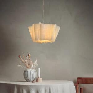 Suspension en Tissu de Style Japonais sur fond gris avec une table