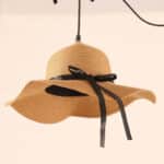 Accessoire Décoration en Rotin pour Plafonnier en Forme de Chapeau suspendu à un plafond sur fond beige