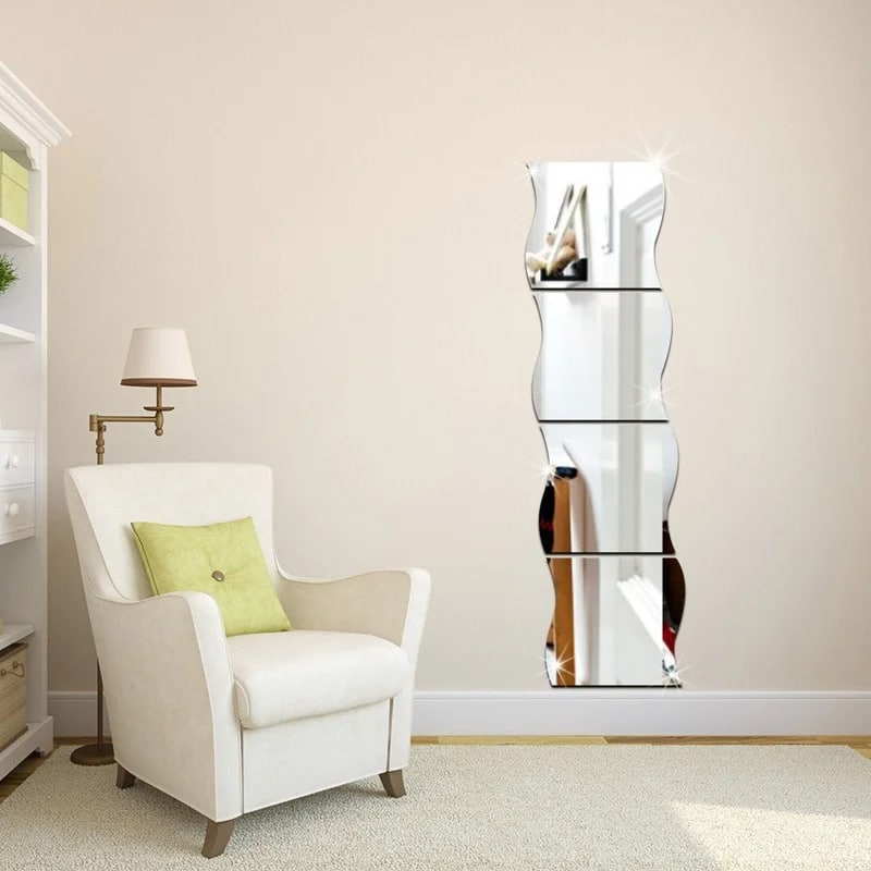 Miroir Porte Autocollant de Style Créatif sur un mur beige avec une lampe et un fauteuil à gauche