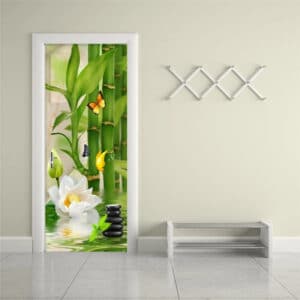Papier Peint Imprimé Bambou et Fleur Imperméable en Vinyle posé sur une porte avec un mur blanc