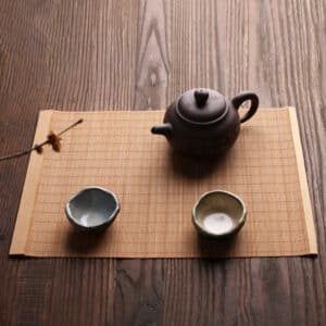 Set de Table Bambou Naturel de Style Japonais sur une table marron avec une théière et des tasses