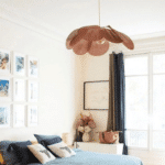 Suspension Pétale Rouge et Créative en Tissu dans une chambre