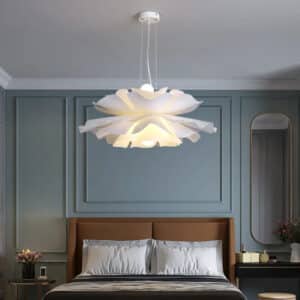 Suspension Pétale de Style Moderne au Design Nordique dans une chambre au-dessus d'un lit sur fond bleu