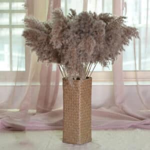 Vase en Bambou Rectangulaire Tissé à la Main avec des fleurs dedans sur fond de rideaux