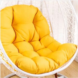 Coussin Loveuse Rotin Confortable et Spacieux installé sur une loveuse suspendue blanche