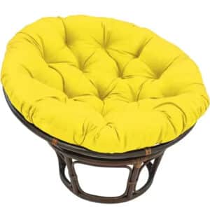 Coussin Loveuse Rotin Style Pouf Moelleux posé sur un fauteuil sur fond blanc