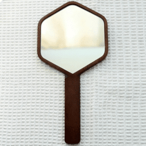 Miroir Bois Massif Style Vintage avec Poignée posé sur un tissu blanc quadrillé