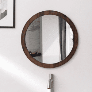 Miroir Bois Mural de Courtoisie Style Minimaliste sur un mur gris avec un tableau en haut à gauche et un robinet en dessous