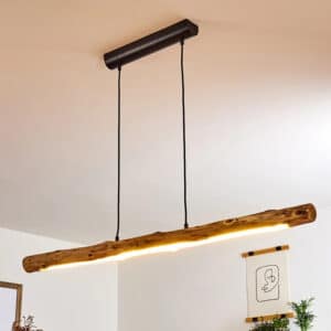Suspension Bois Flotté en Forme de Rondin à LED installé sur un plafond avec un tableau et des plantes vertes