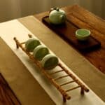 Échelle Bambou Artisanale Porte Tasse sur une table en bois