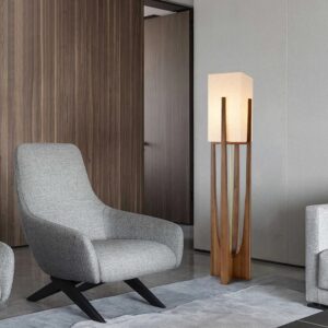 Lampe de Chevet Bois Design et Moderne allumée dans un salon avec fauteuil à côté