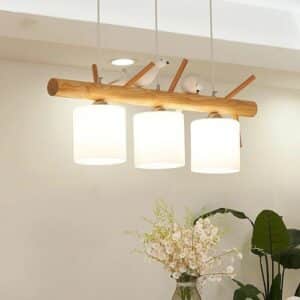 Lustre en Bois Créatif et Moderne allumée dans un intérieur