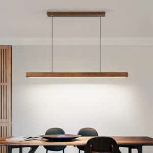 Lustre en Bois Design et Durable allumé dans un intérieur et installé au-dessus d'une table à manger