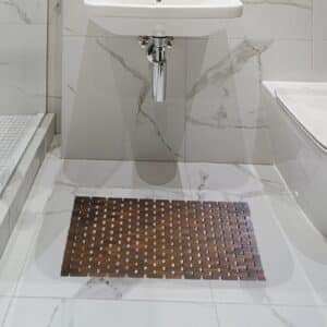Tapis Bambou Confortable au Design Moderne marron dans une salle de bain en dessous d'un lavabo