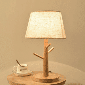 Lampe de Chevet Bois LED avec Abat Jour en Tissu sur fond beige sur une table