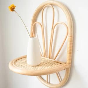 Étagère Rotin Murale de Style Pastoral sur un mur gris