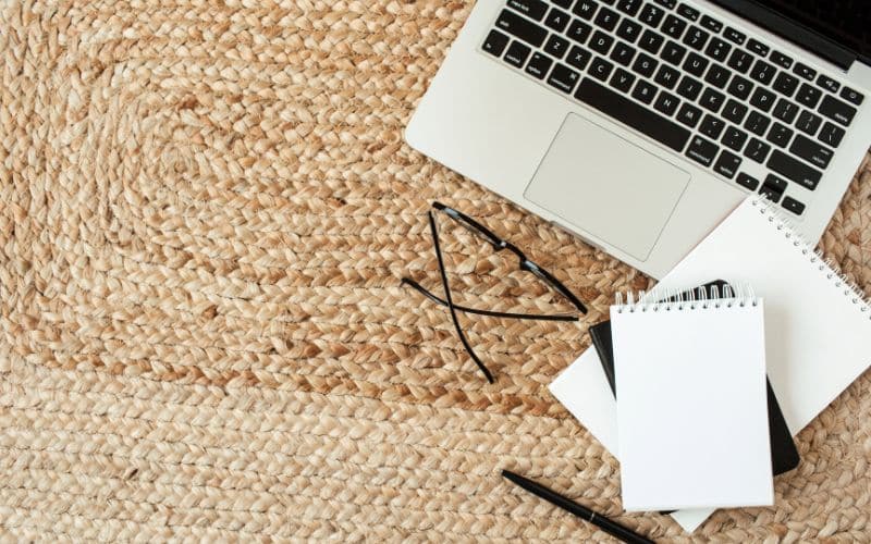 Créez un espace unique avec un tapis rotin carré : idées de décoration et inspirations Créez un espace unique avec un tapis rotin carré : idées de décoration et inspirations L'univers de la décoration d'intérieur creez espace unique tapis rotin carre idees decoration inspirations 1