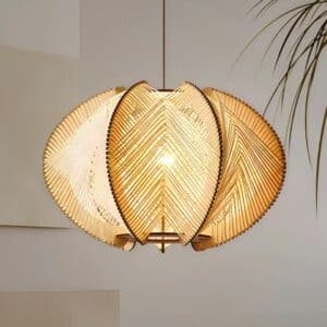 Suspension Bois Chic et Moderne allumée dans un intérieur