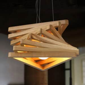 Suspension Bois Moderne au Design Innovant allumée dans un intérieur